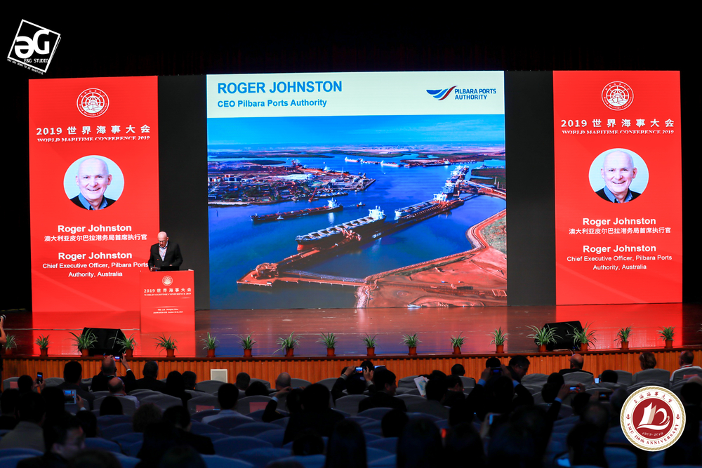 澳大利亚皮尔巴拉港务局首席执行官Roger Johnston发表演讲
